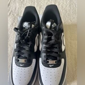 Men’s Nike Air Force 1 ‘07 Black/White Size 8, New